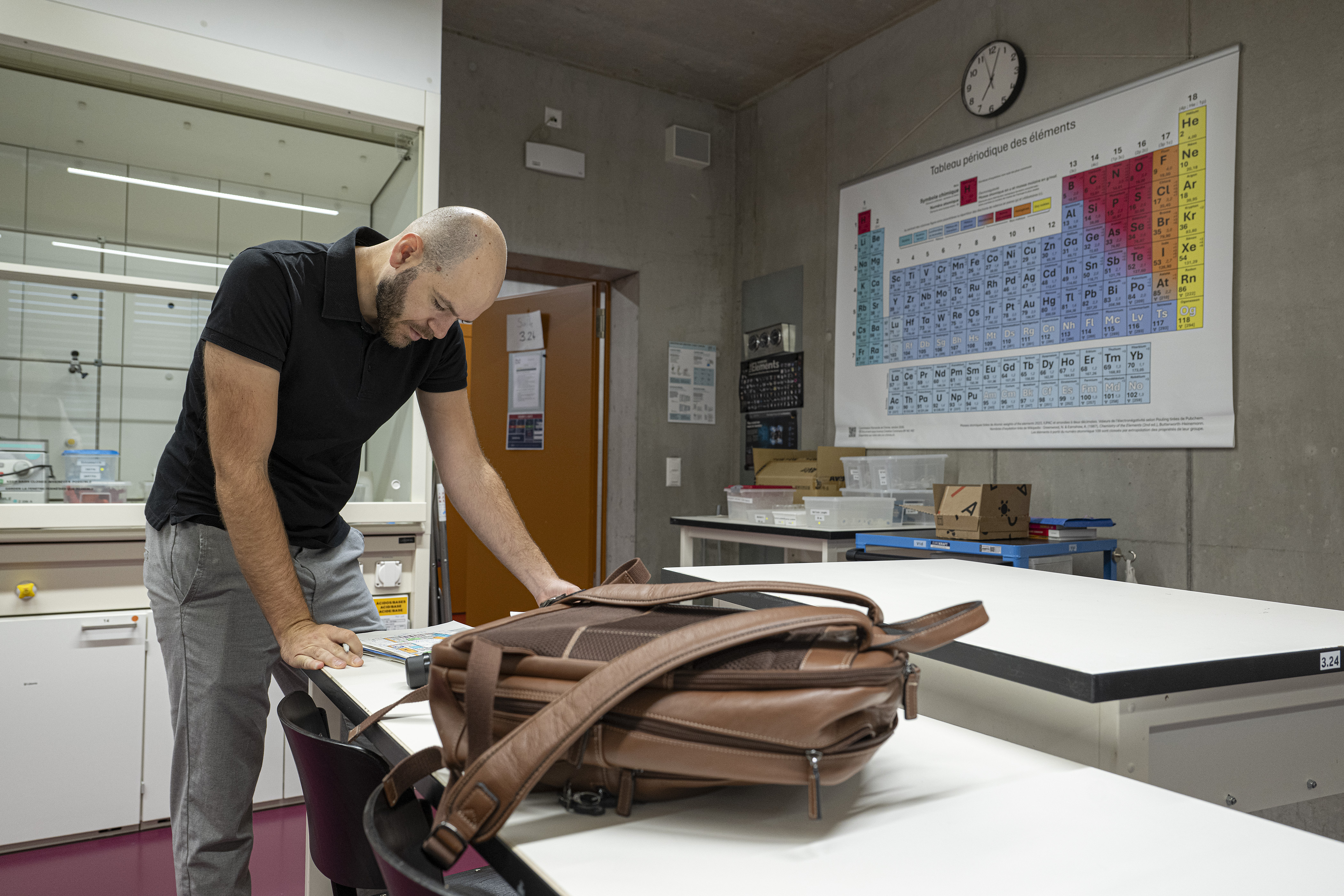 Une personne consulte des plans dans une salle de classe
