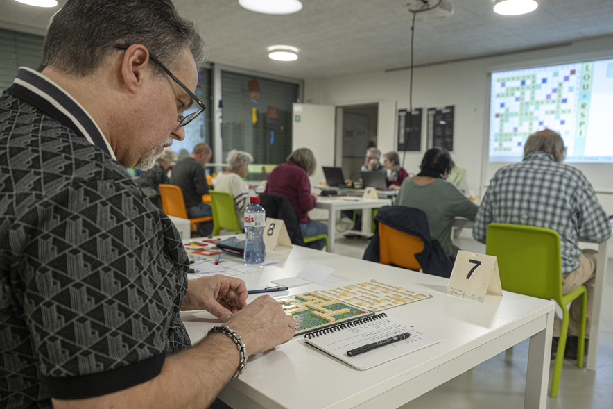 Vue arrière des membres d'un club de Scrabble