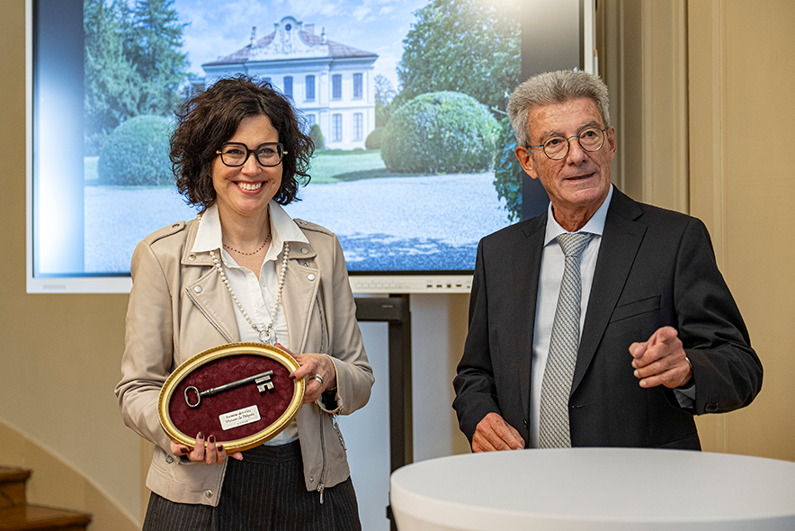 Christelle Luisier Brodard et Philippe Pont posent lors de la cérémonie de remise des clés