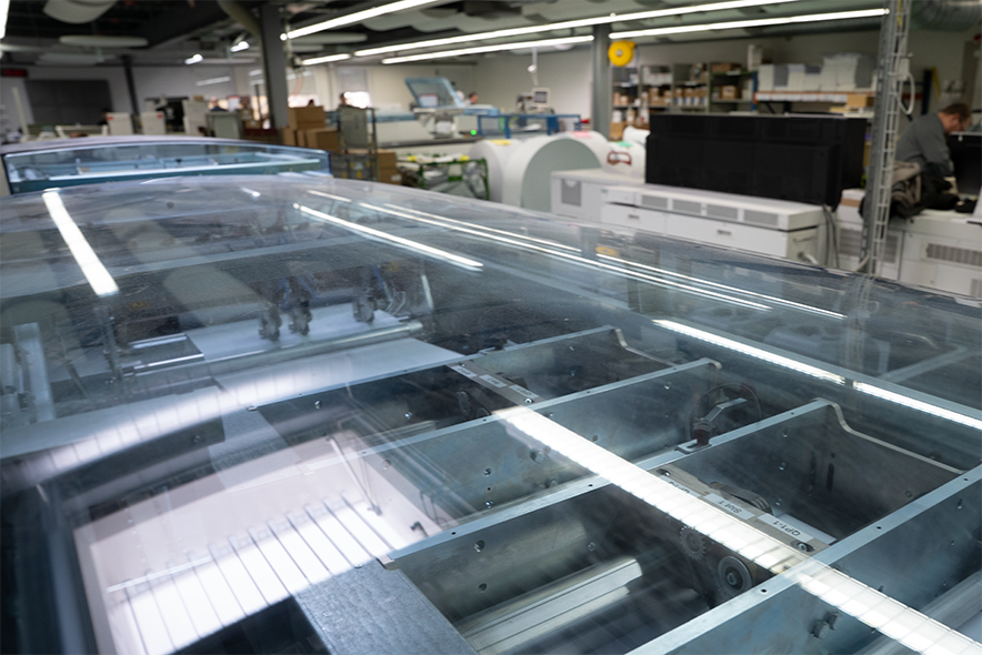 L'intérieur d'une imprimerie, on peut voir différentes machines