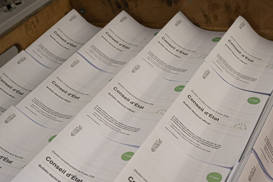 On peut voir des brochures de votations cantonales empilées dans une caisse