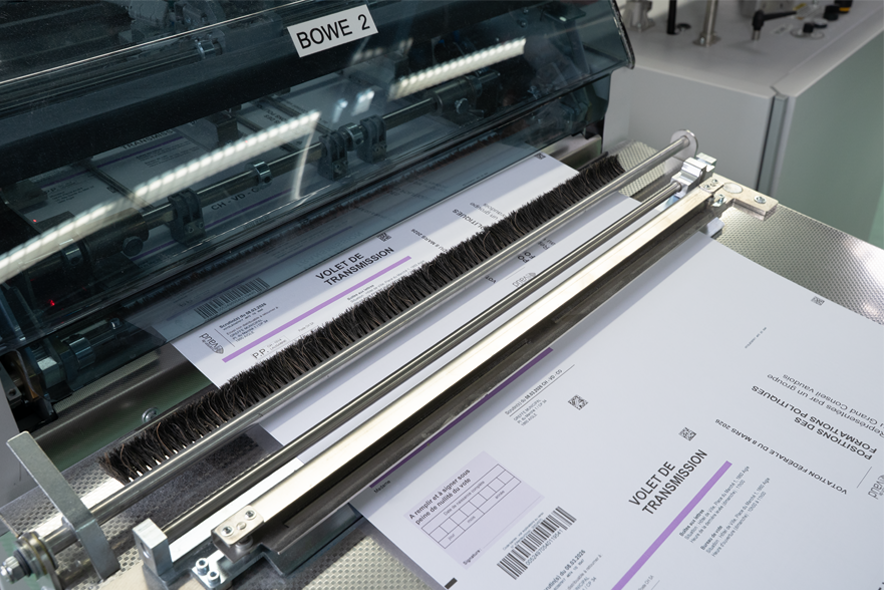 Des enveloppes de vote qui sortent de l'imprimante