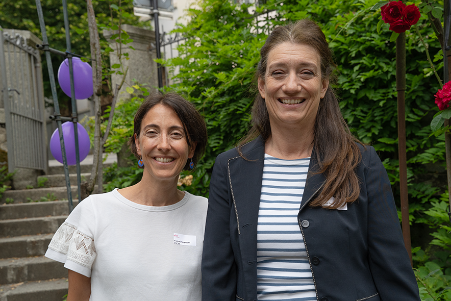 La co-présidente et la vice-présidente posent à l'extérieur lors de la soirée d'anniversaire de l'association