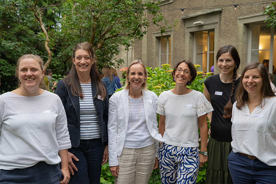 Six femmes du comité posent à l'extérieur lors de la soirée d'anniversaire de l'association