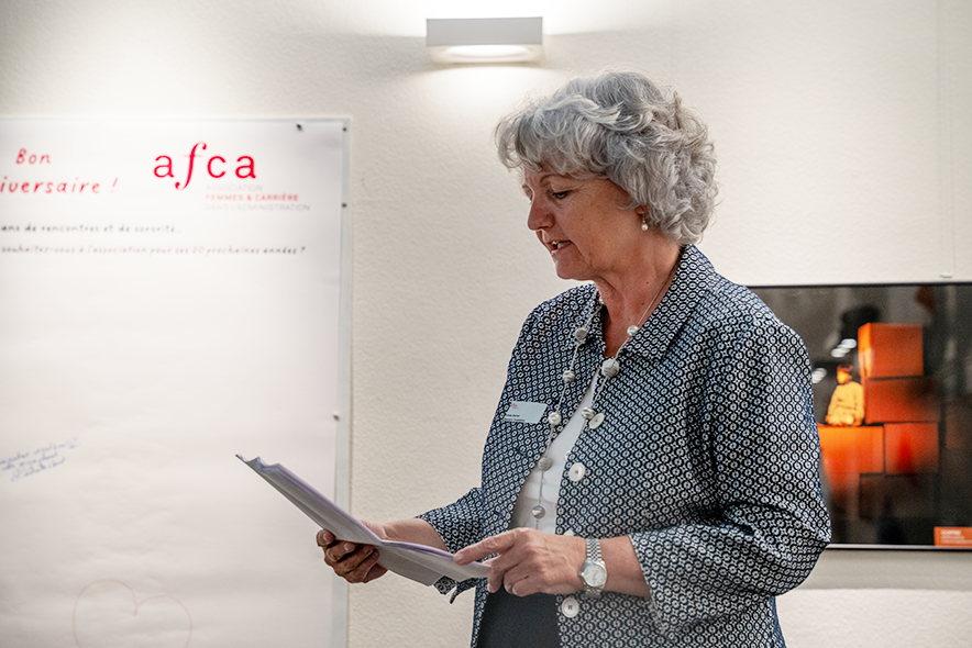 Sylvie Durrer fait un discours lors de la soirée d'anniversaire de l'AFCA