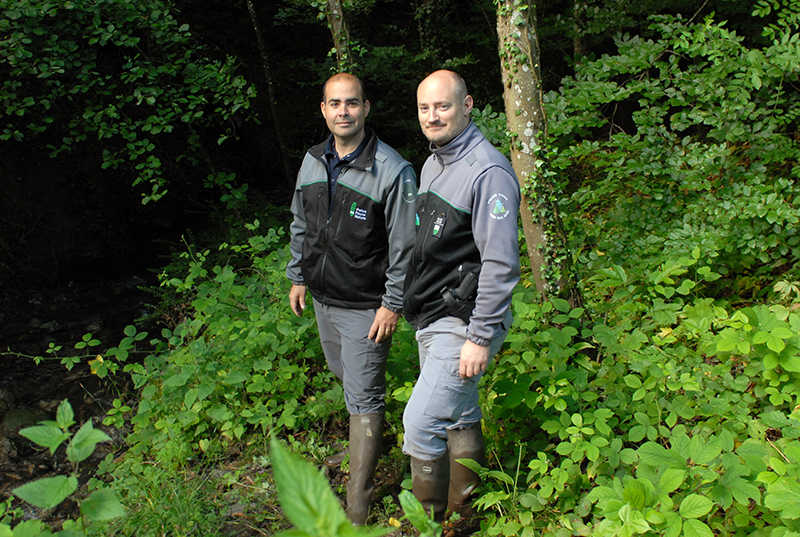 Les gardes-pêche Philippe Savary et Alexandre Cavin veillent sur la santé des cours d'eau vaudois 