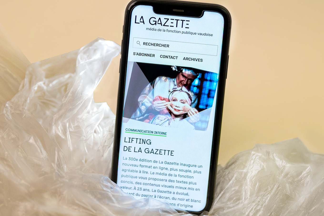 Photo montage d'un téléphone portable déballé qui montre l'article sur le lifting de la Gazette et une image d'une femme qui se fait lifté