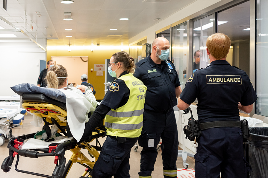 Couloir d'un hopital avec des ambulanciers