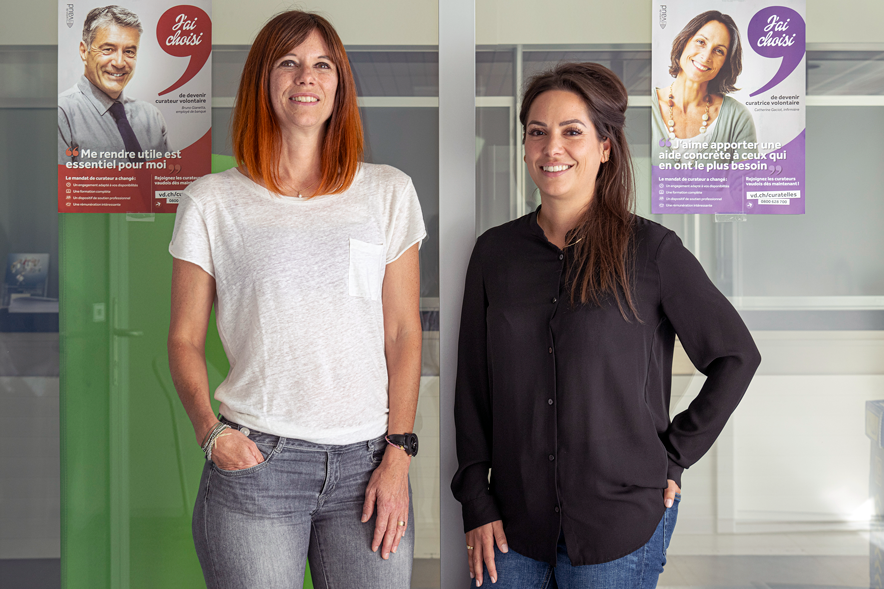 Les deux femmes posent. Derrière elles, des affichettes de la campagne de recrutement des curateurs volontaires.