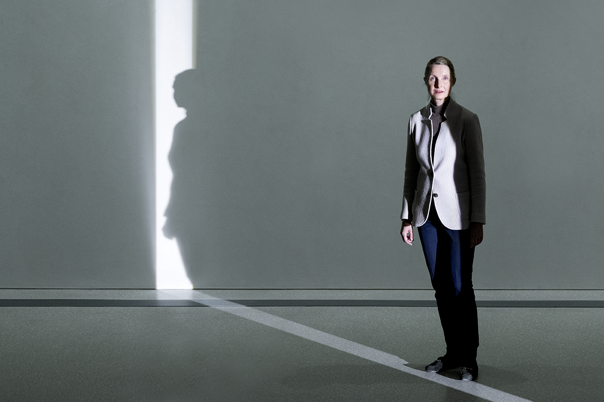 Portrait de Kerstin von Plessen en contre-jour. Son ombre se découpe sur le fond, au loin