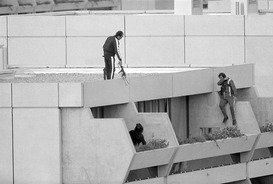 Munich : Des policiers armés se sont postés sur une terrasse juste au-dessus des appartements où entre neuf et 26 membres de l'équipe olympique israélienne sont retenus en otage le 5 septembre par des extrémistes arabes du « Septembre noir ».