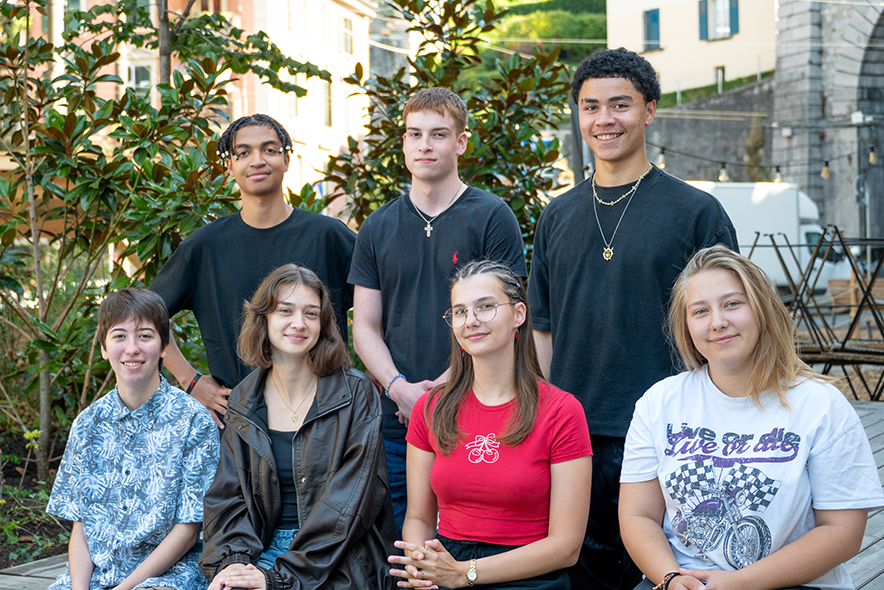 La Junior Team avec les sept futurs médiamaticiens et médiamaticiennes, posant sur la place du Tunnel à Lausanne. 