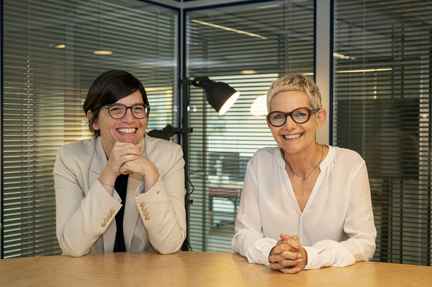 Les deux personnes posent dans les bureaux de la Direction générale des ressources humaines