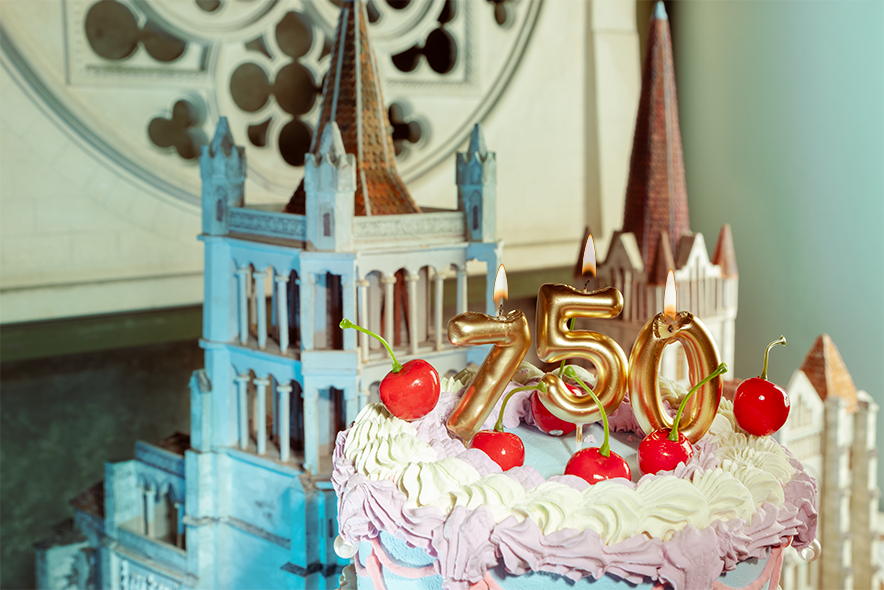 maquette de la cathédrale derrière un gâteau d'anniversaire