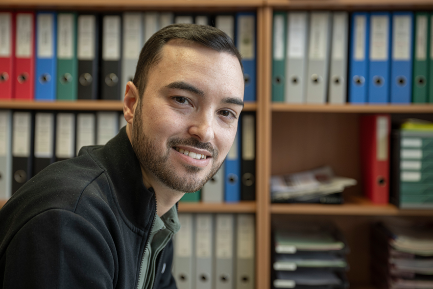 Le collaborateur dans un bureau sur fond de classeurs fédéraux