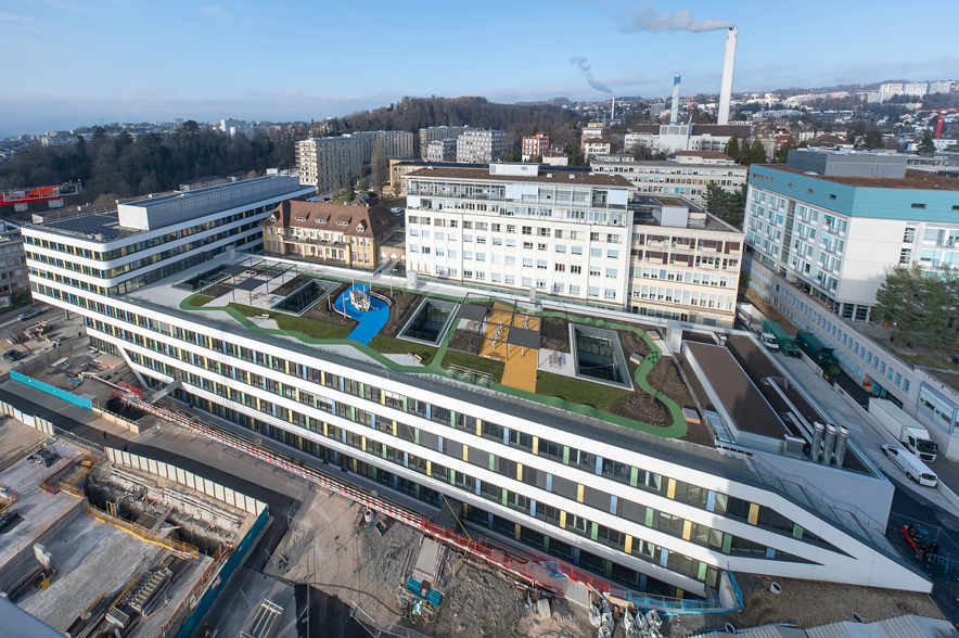 Vue de drone de la toiture, avec différentes parties colorées.