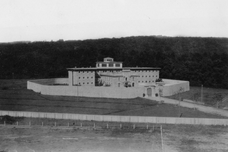 Vue historique du bâtiment, sous le même angle que la photo principale. Il n'y a alors aucune construction en bordure de la forêt de Sauvabelin. Une des ailes du bâtiment est plus courte.