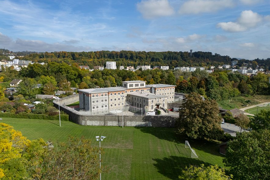Vue aérienne du bâtiment et de son enceinte. A l'arrière plan, la forêt de Sauvabelin.