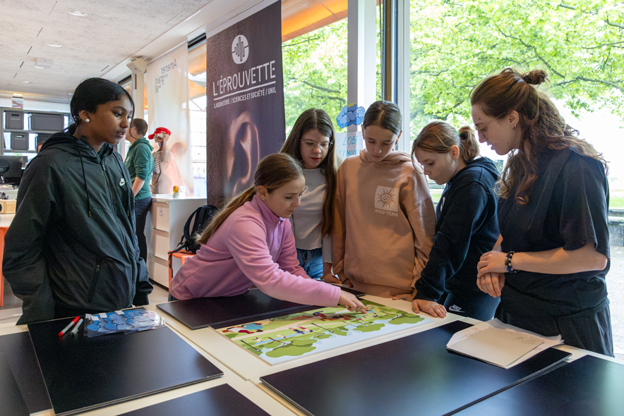 Un groupe d'enfant participe à un atelier de médiation scientifique