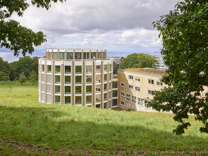 Le bâtiment vu du haut de la colline de l'Hermitage.