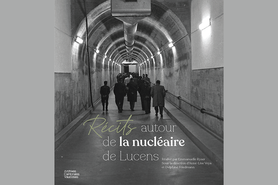 Une foule de personnes de dos, s'enfonçant dans un couloir de la centrale.