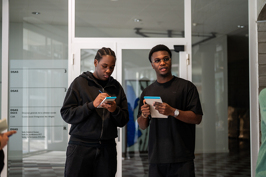 Les deux apprentis posent à l'entrée du bâtiment.