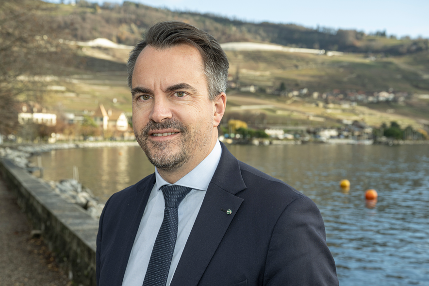 Portrait dans le port de Cully avec au fond le vignoble de Lavaux.