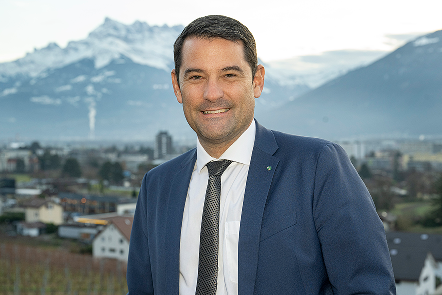 Portrait avec au fond, la plaine du Rhône et les Dents-du-Midi