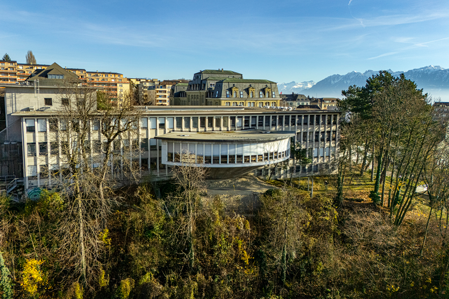 Vue du bâtiment sur sa façade ouest.