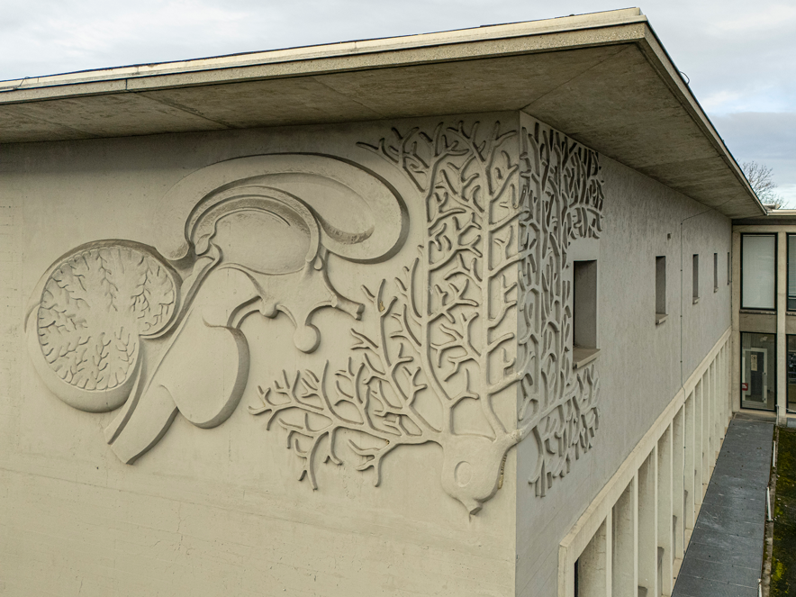 Le bas relief orne le dessous de l'avant-toit.