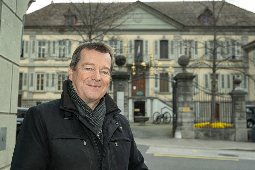 Portrait devant la préfecture de Vevey (Cour au chantre)