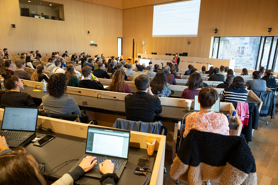 Formateurs et formatrices assis dans la salle du Parlement.