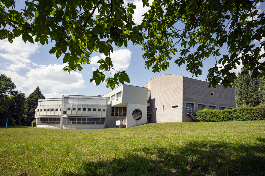 Le bâtiment des Archives cantonales avec la pelouse au premier plan