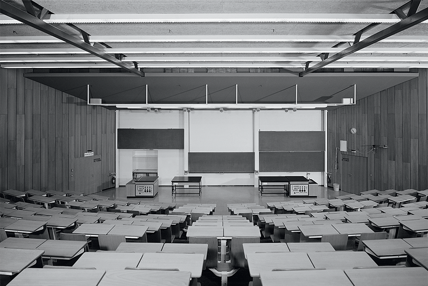 L'auditoire moderne, vide, en gradins.
