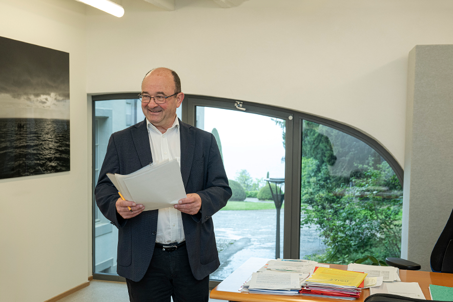 Portrait de Roland Ecoffey dans son bureau.