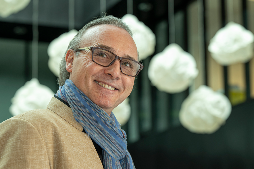 Franck Dessoly sourit à l'objectif